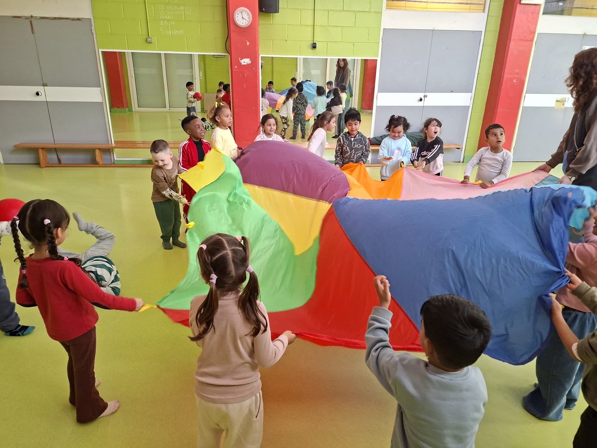 IERAlberti's tweet photo. La psicomotricitat és clau a infantil 🌈 A través del joc i el moviment, els infants descobreixen el seu cos, milloren coordinació i equilibri, i guanyen confiança.
Amb el paracaigudes treballem cooperació, atenció i el plaer de créixer junts 💛
Aprendre jugant és créixer feliç! https://t.co/xFEPpYdC92