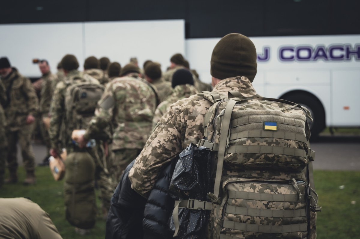 FACavecUkraine's tweet photo. Quatre ans après l’invasion à grande échelle de l’Ukraine par la Russie, l’opération UNIFIER demeure déterminée à soutenir ses partenaires ukrainiens. Nous saluons leur courage, leur sacrifice et leur détermination inébranlable. 
 
Les FAC sont solidaires de l’Ukraine! https://t.co/jItrPwo39j