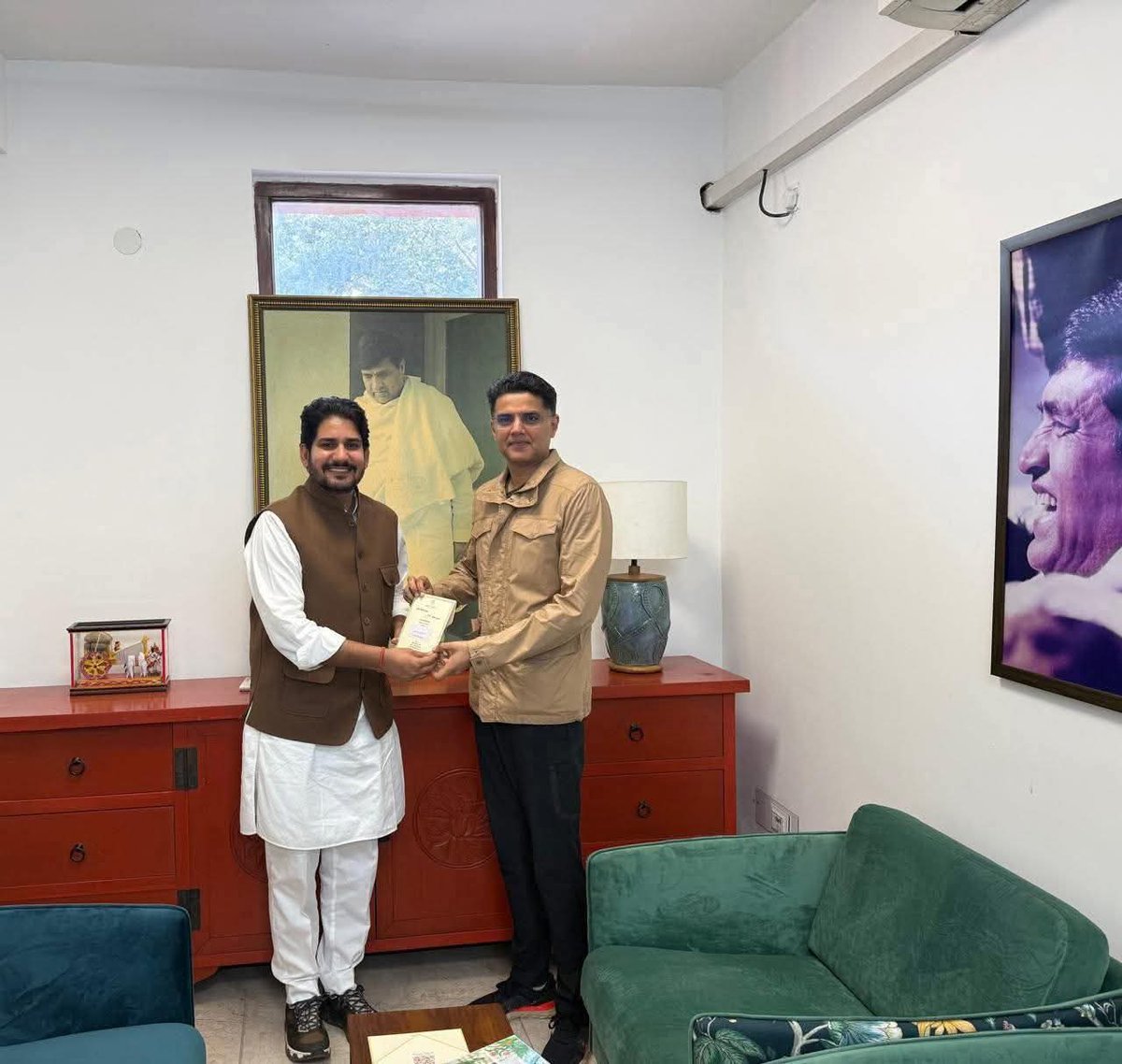 विधायक मुकेश भाकर जी ने अपनी शादी का निमंत्रण दिया।
Sachin Pilot