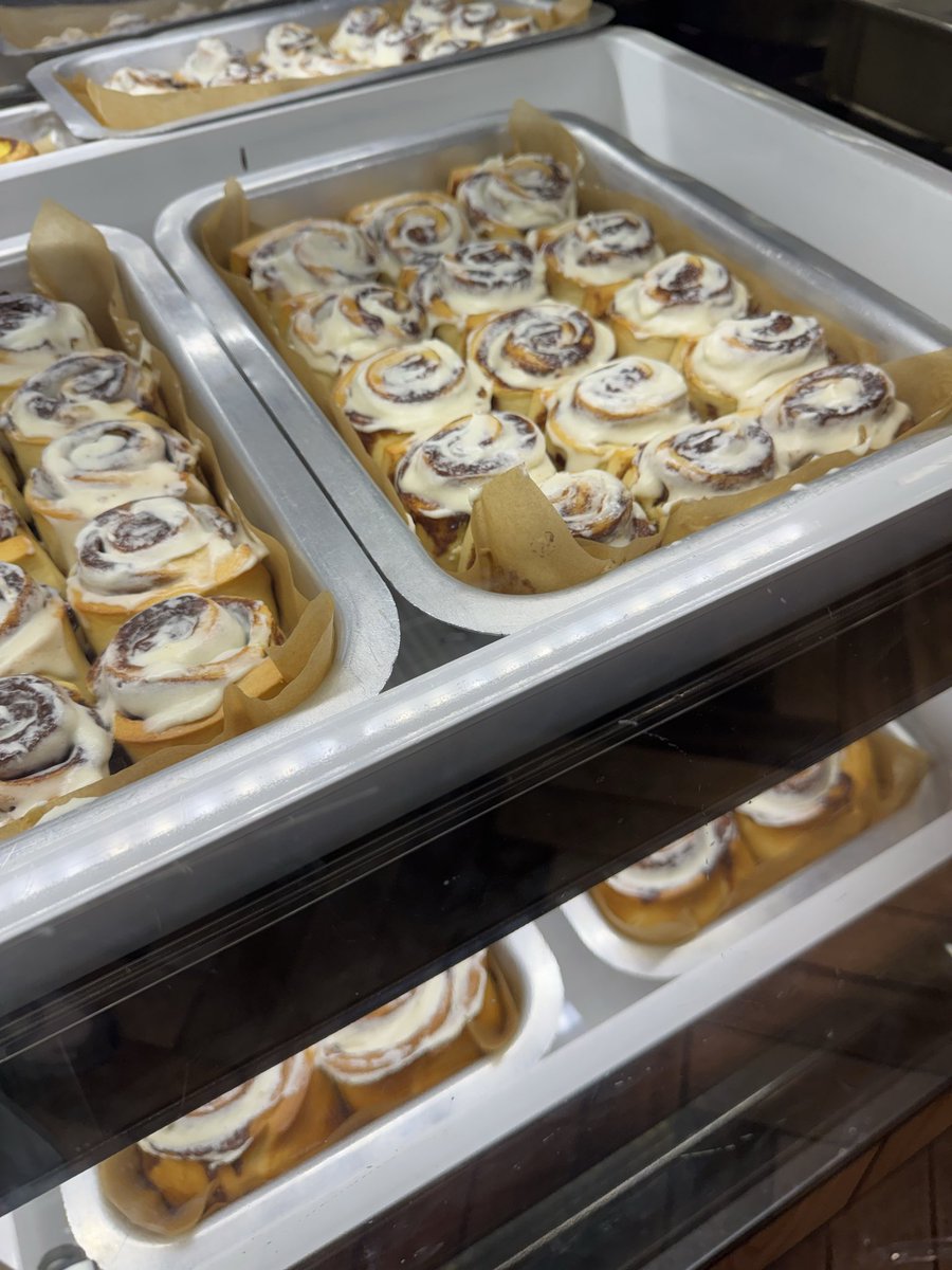 [TV에서만 보던일이 나한테도...!]

여행갔다 리조트에
달달한 디저트파는 시나본이 있더라구요!

제가 엄청 좋아하던 곳인데
요즘 매장이 많이 없어져서 못먹었었는데..

시켜서 먹으면서
너무 기분이 좋아서 딸한테..

👱🏼‍♂️ ㅇㅇ야 이거 되게 맛있어! 아빠가
       좋아하는 빵이야.
       엄마랑