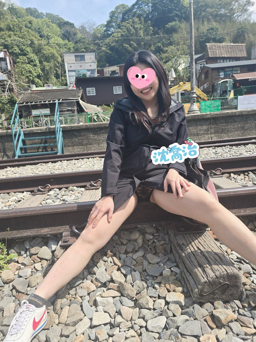 有時候 喜歡被綑綁束縛 被制裁

喜歡被霸道的對待

可是 有時候卻又很反差

喜歡小奶狗那種甜入心底的感覺

事事以我為中心 

處處是粉紅泡泡

有時候 卻什麼都不想

只想一個人 好好休息一下