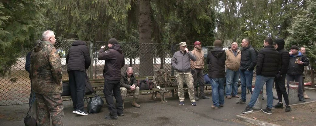 Черги у військкомати в містах України
фото за 24 лютого 2022 року. 
На фото: Луцьк, Рівно, Чернівці, Львів