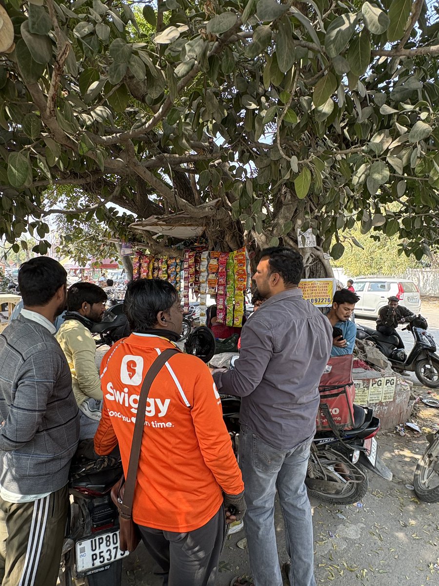 KrishanAttri_01's tweet photo. फरीदाबाद में जगह-जगह जाकर भारतीय युवा कांग्रेस द्वारा चलाए जा रहे “गिग वर्कर न्याय अभियान” के तहत डिलीवरी करने वाले साथियों से मुलाकात की और उनकी समस्याएँ व सुझाव ध्यान से सुने।

इस दौरान साथियों ने कम वेतन, इंसेंटिव में कटौती, लंबी कार्य अवधि, पेट्रोल की बढ़ती कीमतों और सामाजिक सुरक्षा की कमी जैसे मुद्दे साझा किए। उन्होंने ऐप आधारित काम में पारदर्शिता और स्थिर आय की आवश्यकता पर भी जोर दिया।

यह अभियान मेहनतकश गिग वर्कर्स की आवाज़ को मजबूत करने और उन्हें सम्मानजनक आय, बीमा व सामाजिक सुरक्षा दिलाने की दिशा में एक महत्वपूर्ण पहल है।

@RahulGandhi @DeependerSHooda @ManishSharmaIYC @UdayBhanuIYC @SatywanGahlot @INCIndia @IYC