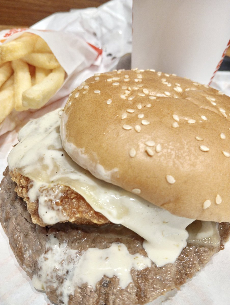 バーガーキングの冬限定のホワイトソースチーズチキンビーフ😋
いつかビーフトリプルに挑戦したい😂