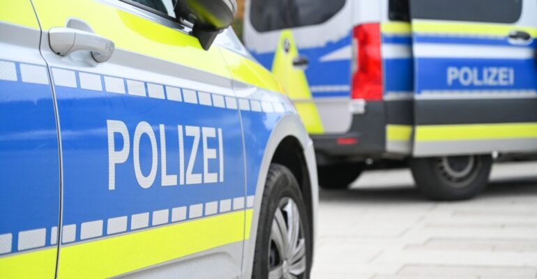 pajhwok's tweet photo. A 35-year-old Afghan man has reportedly injured three people in a knife attack in the city of Würzburg, Germany, a media report said on Tuesday.
Full details are available at the link below
https://t.co/0JkzMW9MYT
#Afghan_Man #Knife_attack #Germany https://t.co/B3VfjsuhjA