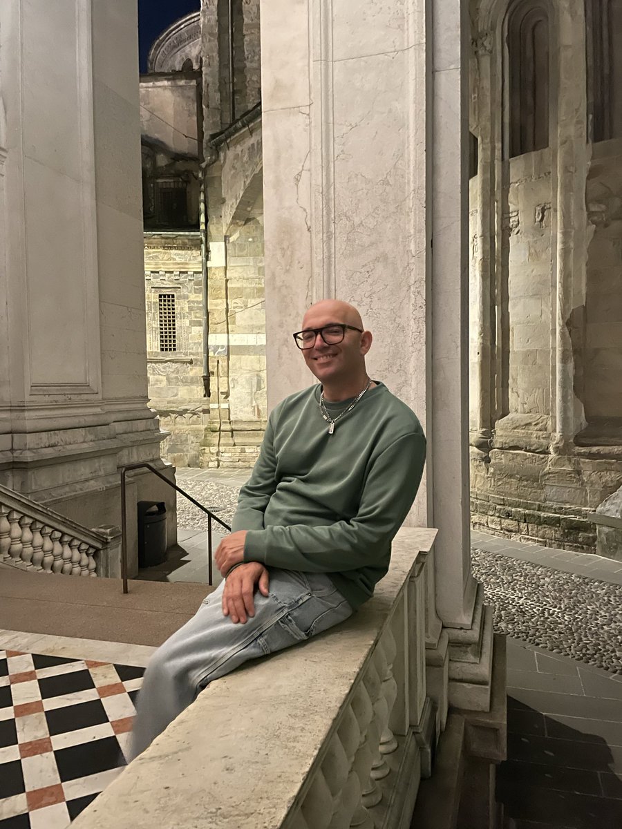 Tre anni fa Twitter mi ha fatto conoscere un milanista con cui mi divertivo a scambiare battute e sfottò dietro uno schermo… adesso ce le scambiamo di persona sul divano 😅 
Oggi è il suo compleanno e io sono grata al destino di avermelo fatto incontrare ❤️
Auguri <a href="/Pep204/">Pep</a> 🖤💙