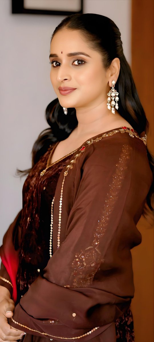 WallpaperIndian's tweet image. Deep coffee brown silk velvet kurta exuding royal richness 🥰
👑 Surabhi Lakshmi 🤎

#Surabhi #SurabhiLakshmi