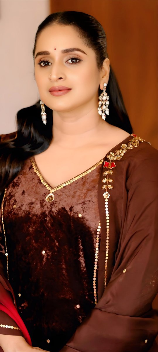 WallpaperIndian's tweet image. Deep coffee brown silk velvet kurta exuding royal richness 🥰
👑 Surabhi Lakshmi 🤎

#Surabhi #SurabhiLakshmi