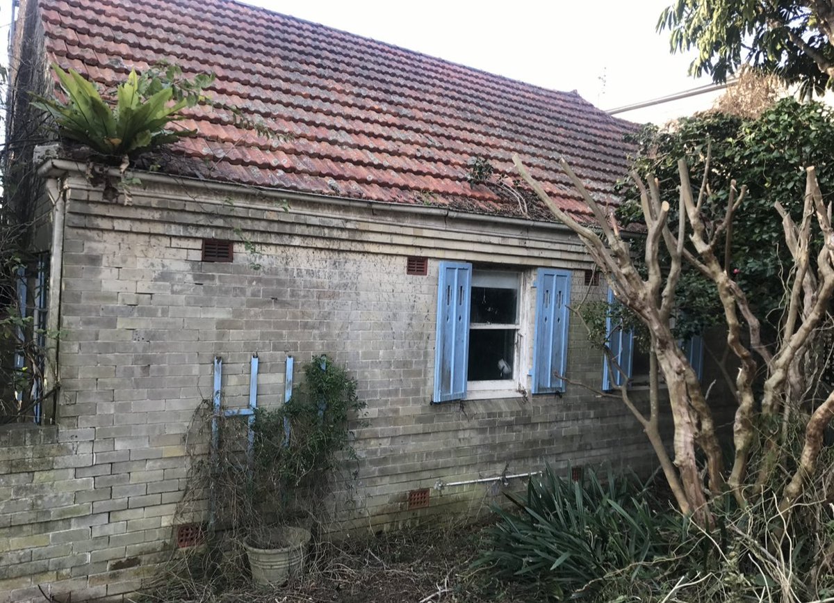 neiljenman's tweet photo. This home in Sydney sold for $7.5 million. OK, it’s in a top street in Mosman - a few steps to beach. One agent wanted $25,000 in advertising expenses. The owners - at my suggestion - told the agent to get lost. SAY NO TO VPA!! It’s a scam that hurts 90% of today’s sellers. 🤬 https://t.co/jHPBdvckIF