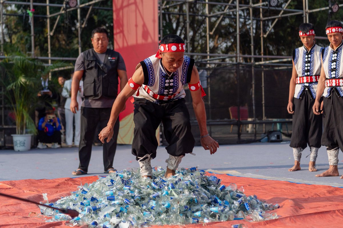 yangblablabla's tweet photo. Lisu people in Longchuan County, southwest China’s Yunnan Province, celebrated their Kuoshi Festival on February 21. The festival features daring feats such as climbing knife poles, walking on fire, and stepping on broken glass, alongside vibrant songs and dances. #VibrantChina https://t.co/BGHm0GSjAg