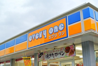 南九州には昔、パックマンみたいなキャラクターの
焼きたてパンと大盛りの出来立てお弁当が美味しい
地元で愛されるコンビニがあったんですよぉ〜