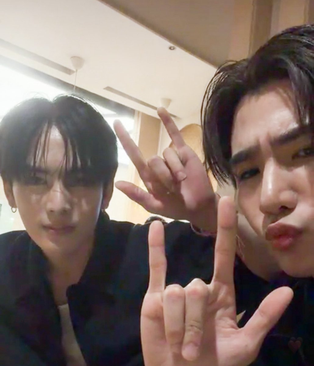 มีเด็กแอบมาสปอยว่าใกล้ได้ดู รักครู กันแล้ว ~

#PerthTanapon #Santapp
#เพิร์ธแซนต้า #PerthSanta