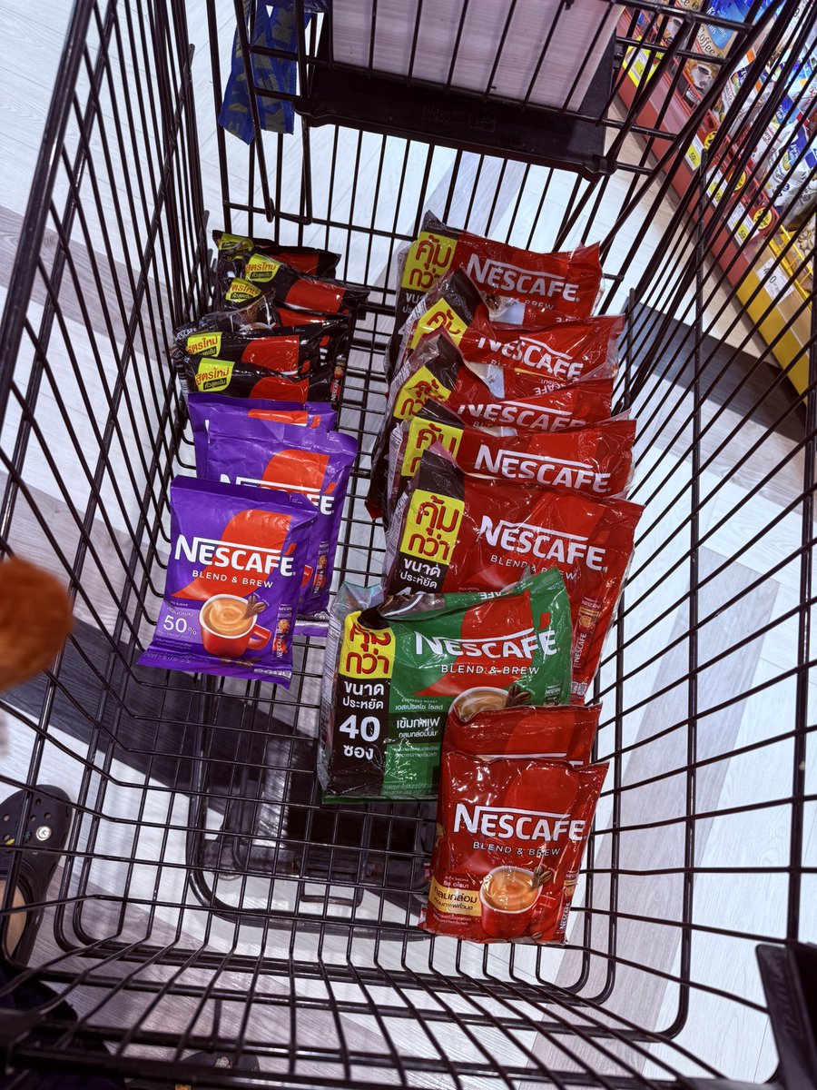 Tops ของหมด โลตัสแถวบ้านของไม่มี แอร๋ยยยย !!! แม่จะสู้น้า 
 #NESCAFEXNadechBamBam