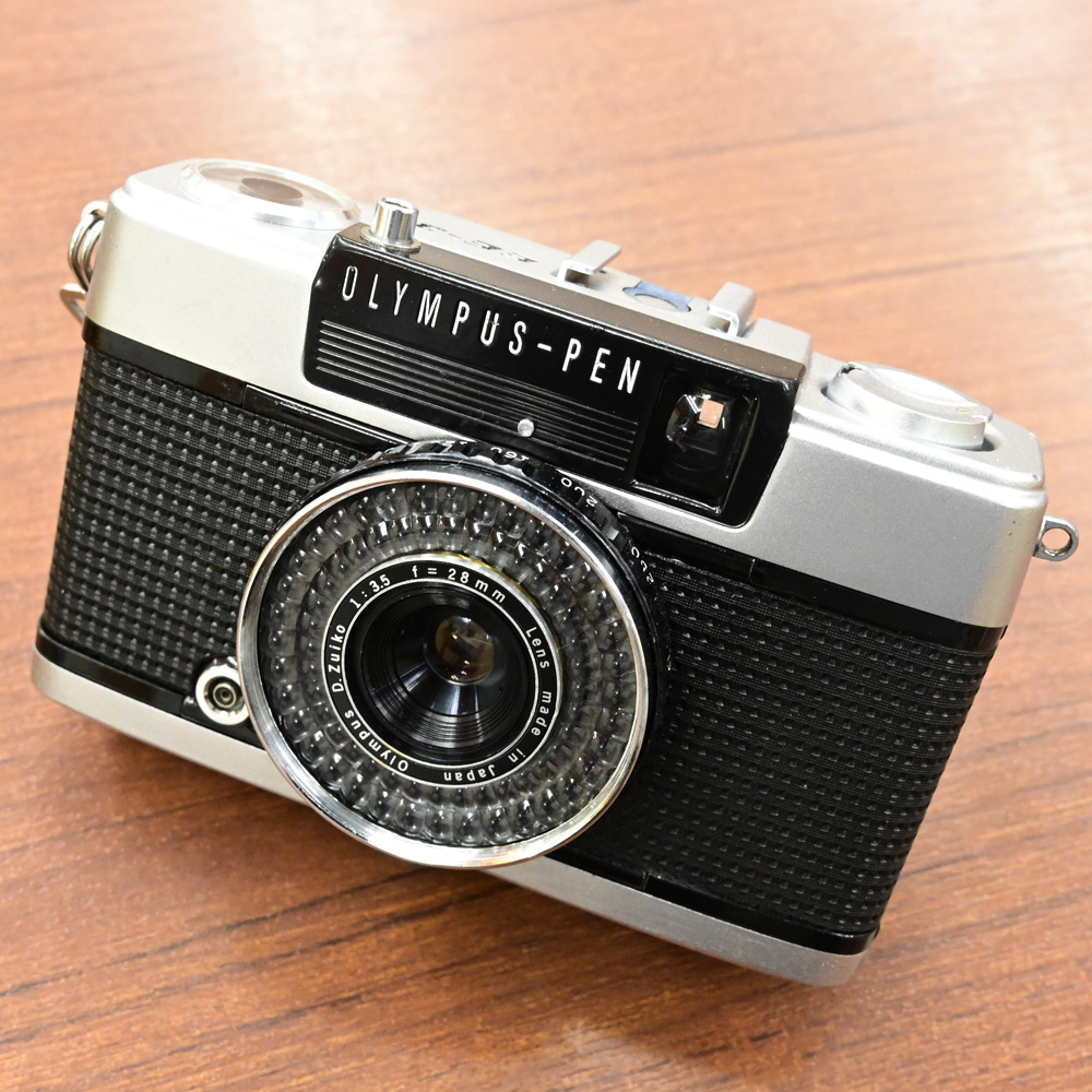 champcamera's tweet photo. OLYMPUS PEN EE-3(整備済み) ¥22,000- by 青葉台店
固定焦点・自動露出・電池不要、誰でもカンタンに扱えるPENシリーズ。
こちらの「PEN EE-3」は裏ブタがちょうつがい式になり開閉がしやすくなり、扱いやすくなった1台です。こちらは安心の整備済み個体です。
#PENEE3 #フィルムカメラ #田園都市線
https://t.co/SRucw9PCQu