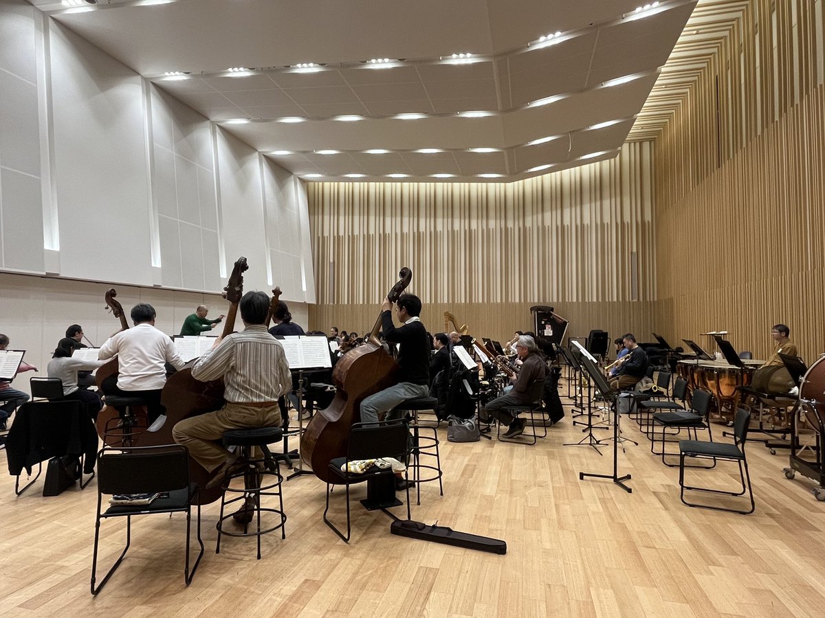 本日は移動音楽教室のリハーサルでした。「ベートーヴェン/交響曲第5番《運命》から 第1楽章」などをじっくりと練習(=写真)。鈴木織衛さんの指揮で、明日に向けて曲の解像度を上げていきます！藤岡市の中学生のみなさま、お楽しみに🙌