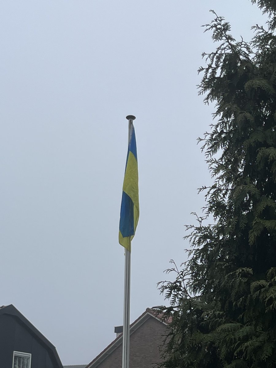 Het mag nog wel een beetje gaan waaien, maar de vlag hangt. Vandaag vier jaar geleden dat Rusland Oekraïne binnenviel. Is even wat anders dan 400 dagen Trump. Denk vandaag aan iedereen die daar strijdt voor ook onze veiligheid. Slava Ukraini!!