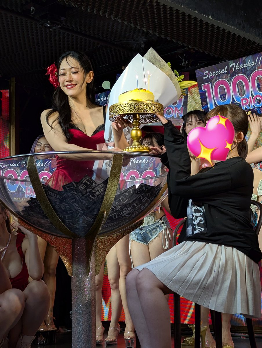 ミモさん、９周年イベント
貫禄のCGとミモさん推しの素敵なお客さんからのプレゼント！
感動でした✨
９周年、おめでとう🎉
これからも、レジェンドとして君臨して下さい。(笑)✌

#バーレスク大阪