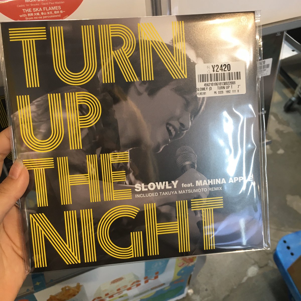 【新譜入荷】
🔹Slowly (Ds) 『Turn Up The Night Feat.mahina Apple 』7"
 
Slowly『Two Steps Ahead』から、Mahina Appleとの“Turn Up The Night”がシングルカット。ディスコレゲエのグルーヴに、フロア映えする歌声が溶け合う、アルバム屈指のダンサブル・チューン。B面には、世界が注目するTakuya