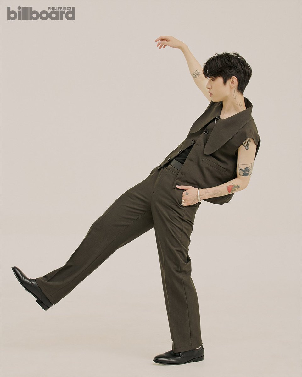 긴 다리 사용의 옳은 예 😍
긴 다리는 박제형처럼 👀

#eaJ #MAPS #LofficielPH #billboardPH