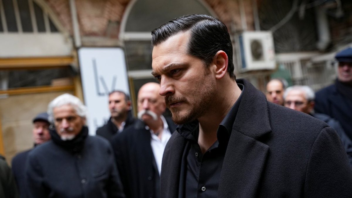 #EşrefRüya 34. Bölüm Özet ve Kareleri:

Nisan’ın Eşref’i koruma çabalarına rağmen, Eşref gözaltına alınır. Bu sırada Nisan’ın muhbirliği ortaya çıkar ve Eşref başta olmak üzere tüm ekip neye uğradığını şaşırır. Nisan kendini savunmaya çalışsa da Çiğdem’in öne sürdüğü ses