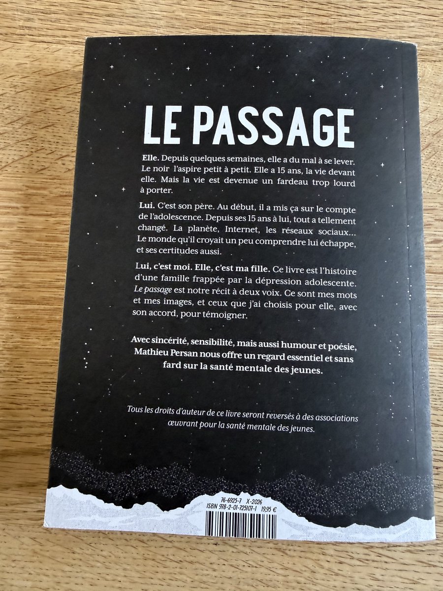 guybirenbaum's tweet photo. Je veux vous parler d'un roman graphique formidable qui sort dans quelques jours chez Hachette. 
Attention ! Il ne s’agit pas d’une fiction. 
Ce livre raconte l’histoire vraie de la fille de 15 ans de l'auteur, l'illustrateur @mathieupersan. 
Elle est atteinte, comme tant d’adolescents, d’une dépression profonde. 
Ce livre c'est donc aussi l'histoire de la famille et de Mathieu, ce père, d'abord paumé, plutôt saisi, devant l'effondrement de la jeune fille. 
On découvre, avec une rare finesse, comment la maladie mentale vient se glisser dans tous les interstices de la vie, celle de la malade et celles de ses proches.
L'incompréhension familiale. La peur. La mort qui rode. L'errance médicale. Comment trouver la bonne structure d'accueil ? Et l'hôpital, si mal doté en psychiatrie. Les soignants, souvent exemplaires, etc. 
Autant d'étapes successives et d'épreuves formidablement décrites. Sans aucun pathos.
Le trait de Persan est aussi fin que celui qui relie encore sa fille à la vie. 
La vie qui vaut quand même la peine.
Persan ne cache rien d'une douleur qui ne se transmet pas à ceux qui essaient d'aider, comme ils le peuvent. Des "aidants" qui ne peuvent pas prendre la mesure de la souffrance à laquelle celle ou celui qu'ils aiment le plus est confronté(e). Même s'ils le veulent de toutes leurs forces.
Est-il utile de rappeler que la santé mentale, notamment celle des plus jeunes, est un enjeu essentiel ?
Alors, lisez "Le Passage" !
Faites-le lire.
J'ajoute, c'est très intime, que j'ai vu dans l'apparition de @PaulMcCartney et de son concert parisien (en décembre 2025), une de ces synchronicités qui unissent des femmes, des hommes, des âmes et leurs larmes...

Les droits d’auteur seront reversés à des associations œuvrant pour la santé mentale.