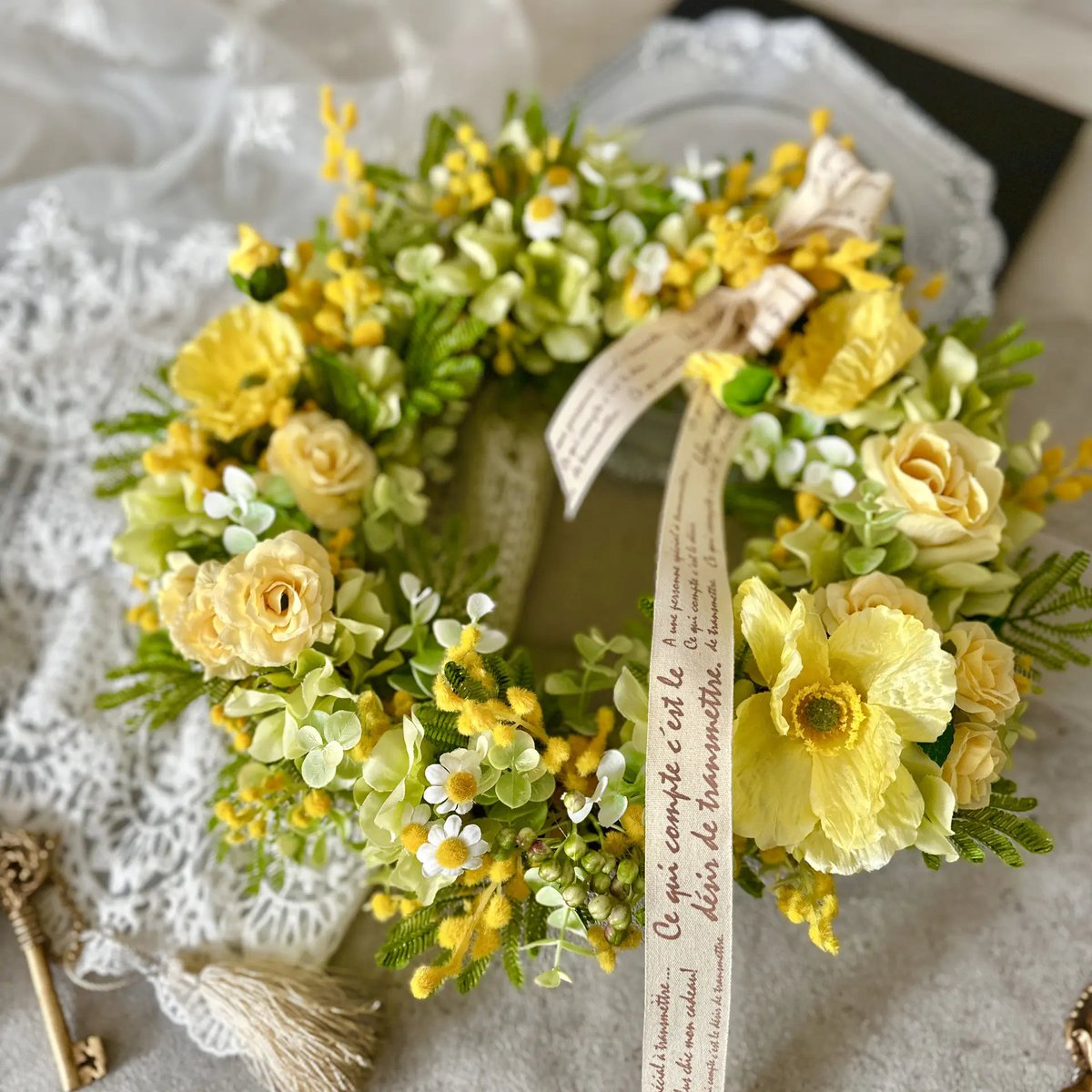 InFRAME_jp's tweet photo. 春の陽だまりをそのまま束ねたような、華やかなフラワーリース。

🌼ミモザやポピーが彩る、明るいイエローカラー
🌼甘さを抑えた英字リボンでナチュラルな印象に

▼キキの冠さんのショップはこちら
https://t.co/WMis14HIOh

#フラワーリース
#玄関インテリア
#春インテリア https://t.co/gavnKBtdD8