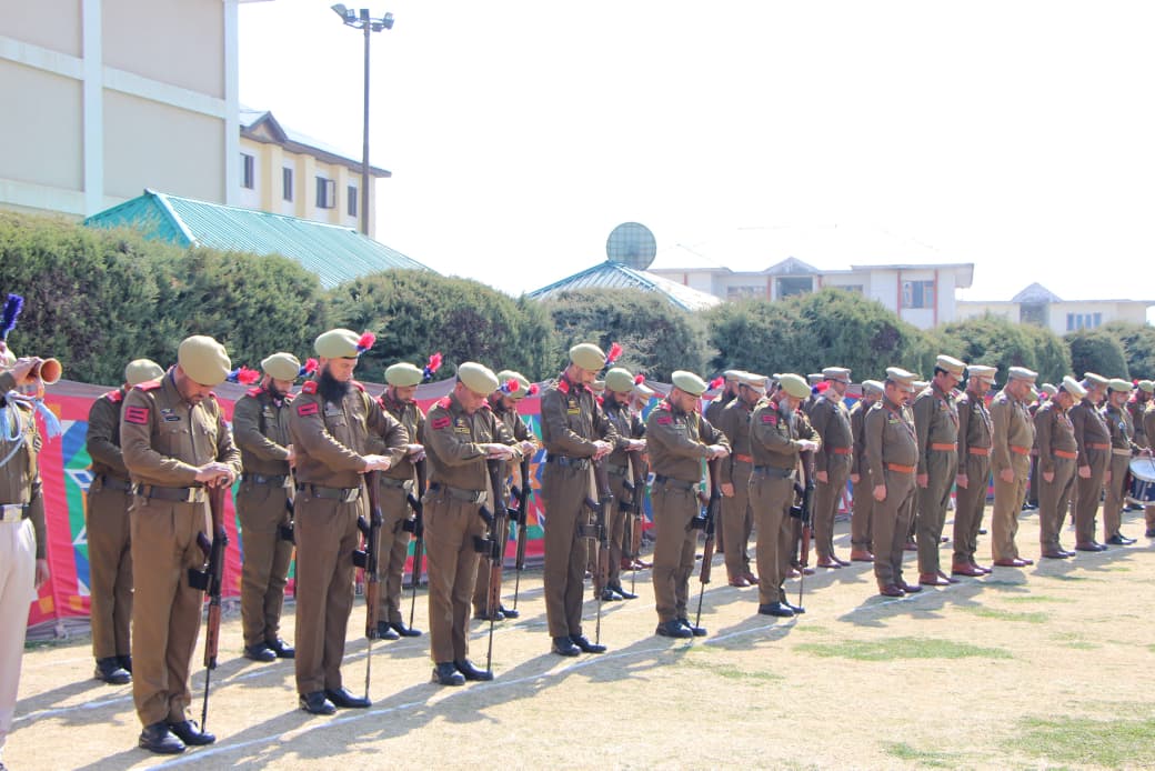 policekulgam's tweet image. Kulgam Police paid homage to  Martyr DySP Shri #AmanKumarThakur-JKPS who attained martyrdom on this day in Kulgam while fighting with terrorists at Turigam. #SSP #KGM &amp;amp;all officers paid homage by placing floral wreaths at the martyrs monument. @JmuKmrPolice @KashmirPolice @DigSkr