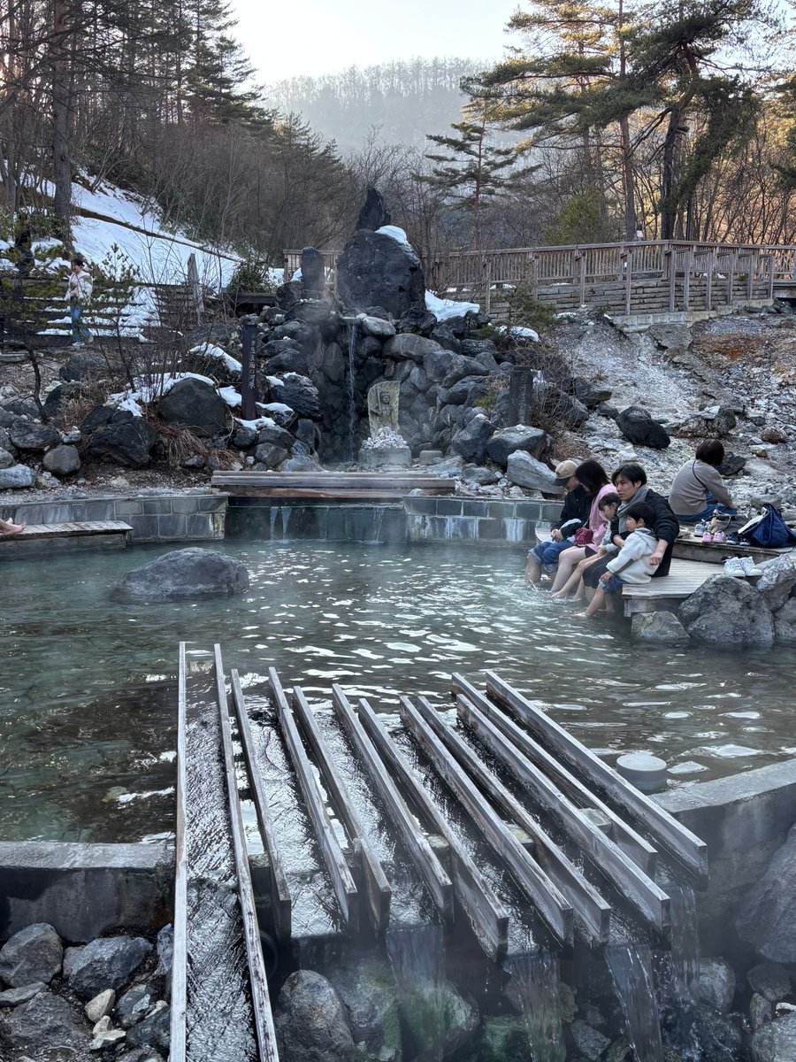 HiroN456's tweet photo. 草津温泉周辺散策シリーズ②
西の河原公園
☆湯畑の西、川から強い硫黄臭、まるで三途の川、静寂と原風景
足湯に浸かり笑顔で寛ぐ
☆ここも若者と外人さんが多く、仏教感とは一線を画す😊 https://t.co/TfyP9eRNfa