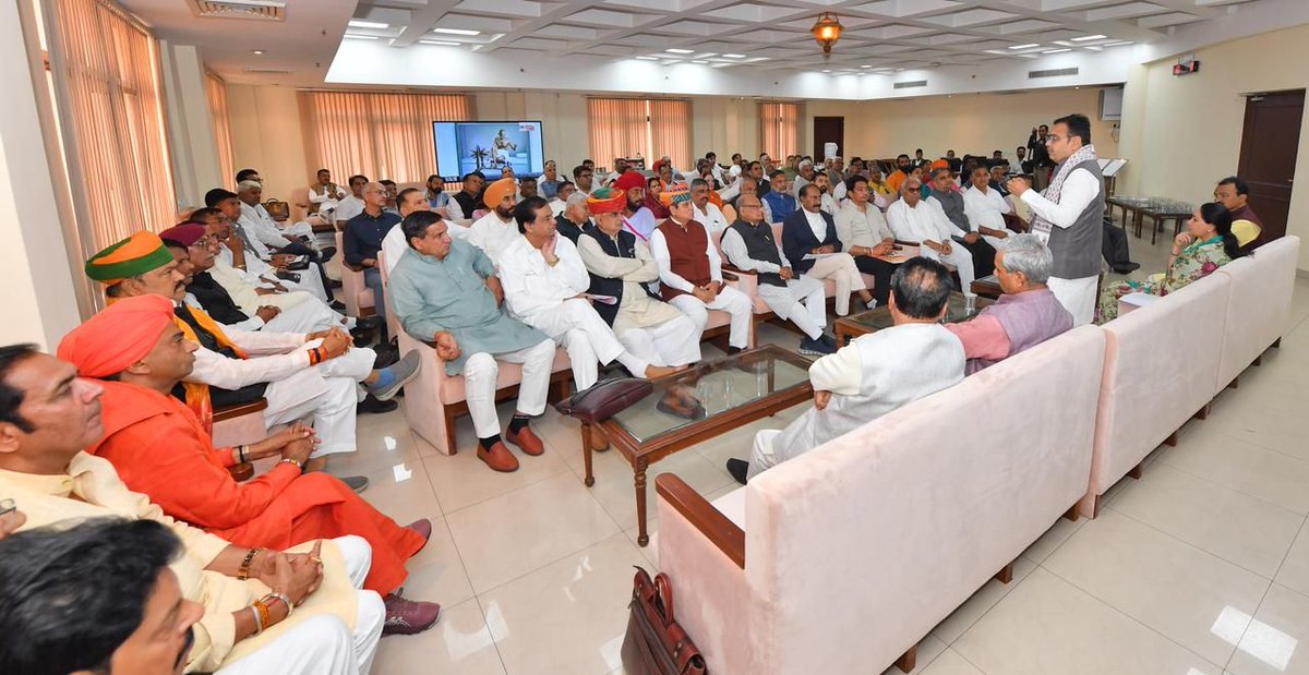 #जयपुर। आज राजस्थान विधानसभा में आयोजित विधायक दल की बैठक में मा. मुख्यमंत्री श्री भजनलाल जी शर्मा का मार्गदर्शन प्राप्त किया एवं आगामी विधायी कार्यों और जनहित के विषयों पर चर्चा की।