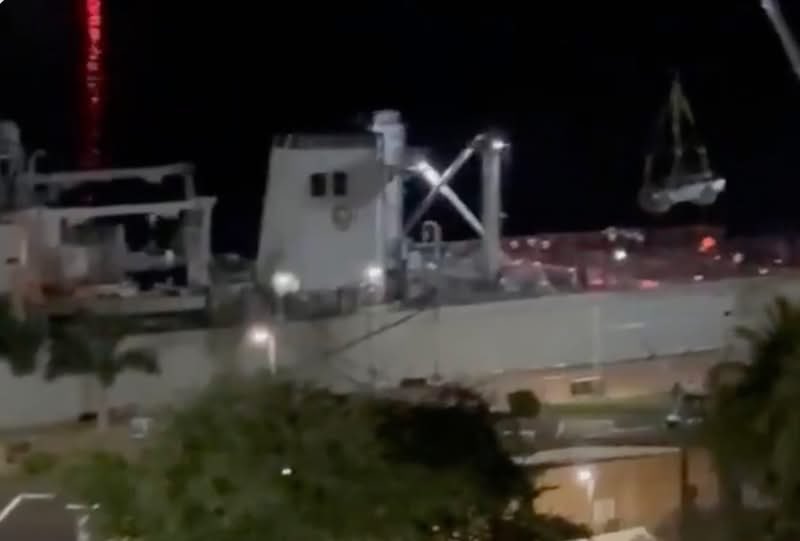 El buque de guerra Usumacinta de la Armada de México atracó en Puerto Vallarta con cerca de 400 militares y vehículos operativos, mientras la Fuerza Aérea desplegó aviones tácticos en la zona.
El movimiento confirma la magnitud de la crisis de seguridad en el Pacífico mexicano: