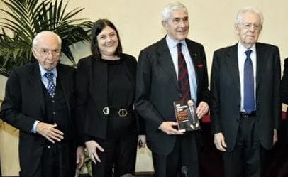 k_arsenale's tweet image. Pier Ferdy #Casini presenta il suo libro in compagnia di #Amato e #Monti: “Un consiglio ai giovani, non tenete le mani in tasca”
Meglio metterle nelle tasche degli italiani.