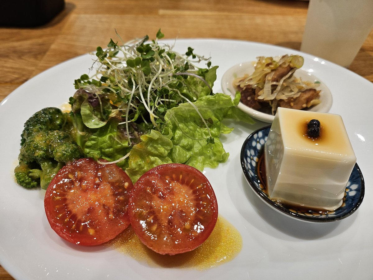 s58io19's tweet photo. ランチ
伊豆の国市南江間｢杉山商店｣さん
角打ちカフエとして酒屋の一部を解放。展開されています！
オシャレで旨い😋
ご馳走さまでした。
#伊豆の国市
#角打ちカフエ
#杉山商店
#マツコの知らない世界
#スープカレー https://t.co/JVhjhtpspS