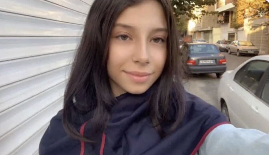 nikimahjoub's tweet photo. بر اساس اطلاعات دریافتی از یک منبع نزدیک به خانواده، دیانا طاهرآبادی، دانش‌آموز ۱۶ ساله، پنجم بهمن ۱۴۰۴ در منزلش در کرج بازداشت شده است. به خانواده این کودک گفته شده او با احتمال صدور حکم اعدام مواجه است.
طبق این گزارش، حدود ساعت هشت صبح پنج مأمور با لباس نیروی انتظامی وارد خانه شدند. گفته می‌شود یکی از مأموران دارای درجه بوده است.
به محض ورود، تلفن‌های همراه اعضای خانواده جمع‌آوری شد تا از برقراری هرگونه تماس جلوگیری شود. در زمان ورود مأموران، دیانا خواب بوده است. مأموران مستقیماً بالای سر او رفتند و گفتند «پاشو» و سپس او را بازداشت کردند. این کودک را با دستبند به داخل ون منتقل کردند.
بر اساس این اطلاعات، دیانا پس از بازداشت به زندان کچویی منتقل شده است. اکنون حدود یک ماه از بازداشت او می‌گذرد.
دیانا را به دادگاه کرج برده‌و از احتمال صدور حکم اعدام خبر داده‌اند، اما جزئیات بیشتری به خانواده داده نشده است. حتی اعلام نکرده‌اند که قاضی پرونده چه کسی است.
به گفته این منبع، این کودک را برای ارزیابی «صلاحیت عقلی» به پزشکی قانونی ارجاع داده‌اند