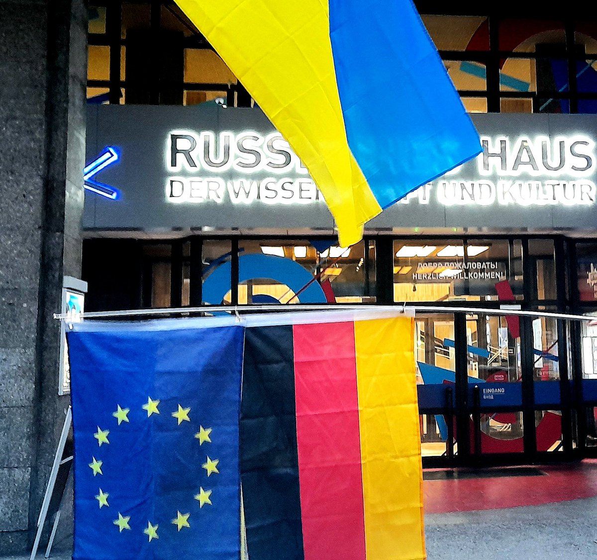 SimsalaMaya's tweet photo. Russia is a terrorist state!
Stand with Ukraine! Defend Europe!
#StrongerTogether #EuropeUnited 🇺🇦🌻🇪🇺 https://t.co/GMJqDfGfnC