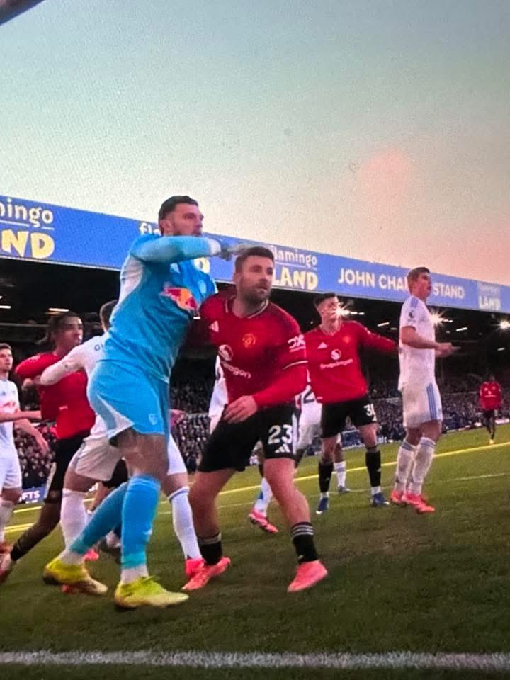 เอฟเตะกับแมนยูแต่น่อลโดนลากไปด่า เห็นหลายโพสละ ทีมอื่นไม่ทำเลยมั้ง ปืนแม่งโดนตั้งแต่สมัยเลโน่แรมเดลแล้วมั้ย ตอนนั้นพอออกมาโวยพวกบอกกูนางเอกอีก