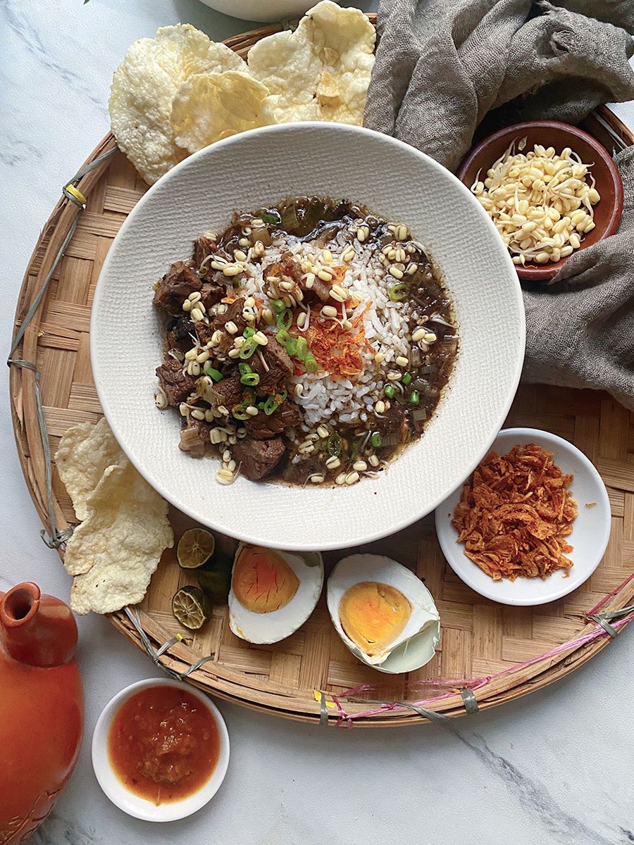 lunarbier's tweet image. menurut kalian makanan autentik asli Indonesia yang sejarahnya bukan dari negara lain atau hasil akulturasi budaya lain itu apa aja? 

sebagai orang Jatim ada Rawon, ini sejarahnya yang pernah aku baca sudah ada 1000 tahun pernah tercatat di prasasti.🍲

yuk saling sharing, biar