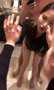 口了一会儿，我把她往镜子前面带。视觉冲击极强。 我问她加钱的话，可不可以本番？
她爽快答应，1万日元就ok。
果断给钱（先给钱，再操逼），然后就在镜子前把她后入了。黑丝+制服+170大长腿，妈的爽死！
这个妹妹颜值不算很高，但绝对极品，我第一次干日本女人干出av的感觉，她叫得太骚太大声了！
