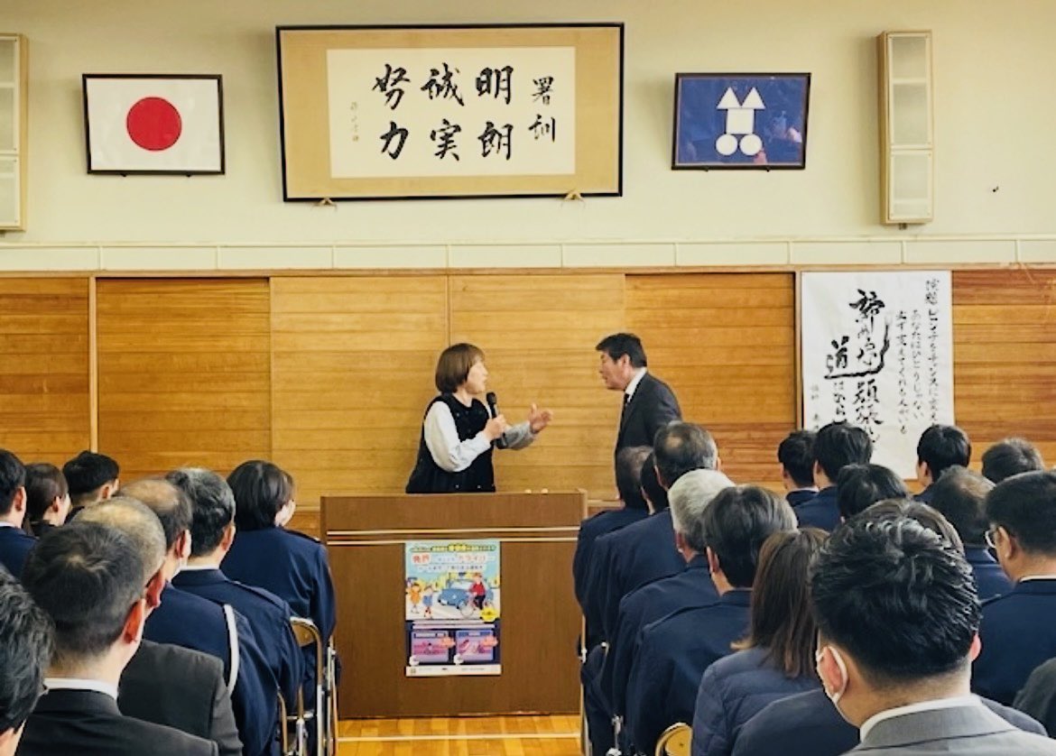 yomeyoshiko224's tweet photo. そんな大事な、箕面警察での講演で、まさかの一触即発、夫婦喧嘩勃発！
私「もう一回言ってみなさいよー！」
赤井「な、なんやと、コラー！」みたくなっているが、実際は
私「ほら、最後にこれだけは言わな！って言ってた事、あったじゃん！」
赤井「え？何やった？あ！せや、せや！」
の一幕でした https://t.co/HHuHbRK4kR