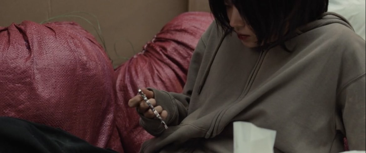 __kdramaland's tweet image. don’t tell me she stole the tool for parental testing to confirm that he is her father?? this girl is definitely taking after her dad’s crazy side 🤐

#HonourEp7 #Honour