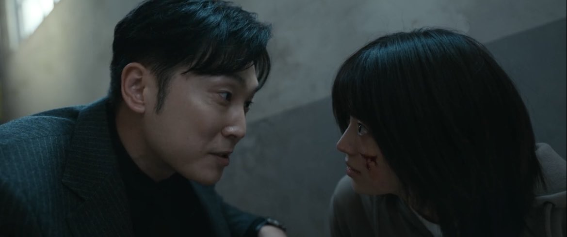 __kdramaland's tweet image. don’t tell me she stole the tool for parental testing to confirm that he is her father?? this girl is definitely taking after her dad’s crazy side 🤐

#HonourEp7 #Honour