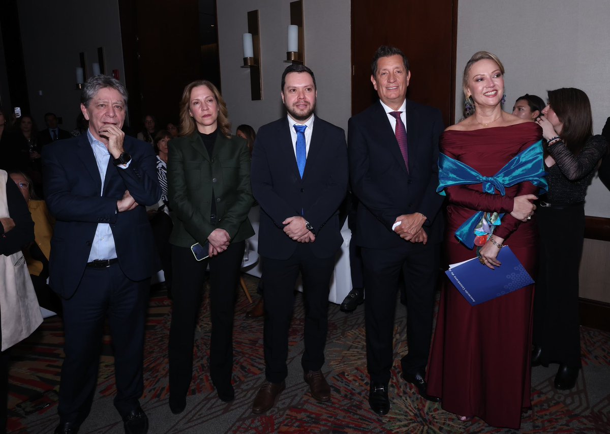 ➡️ En el marco del Cóctel de los #45añosVitrinaANATO, la presidente ejecutiva de ANATO, <a href="/PaulaCortesC/">Paula Cortés Calle</a>, en compañía de <a href="/BruceMacMaster/">Bruce Mac Master</a>, presidente de <a href="/ANDI_Colombia/">ANDI</a>, <a href="/mclacouture/">Maria Claudia Lacouture</a>, presidente de <a href="/AmChamCol/">Cámara Colombo Americana - AmCham Colombia</a>, <a href="/DiegoVasquezH/">Diego Vasquez</a>, presidente de la Junta Directiva Nacional de ANATO y