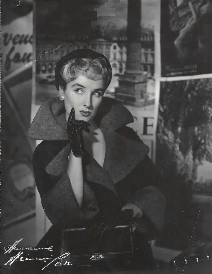 Argentine actress, presenter + national treasure Mirtha Legrand turns 99 today. 

She is one of the country’s most recognised figures in the Argentine entertainment industry with an 80 year career. 

Ph: A portrait circa 1950s by German-Argentine photographer Annemarie Heinrich.