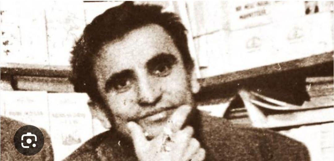 Allah adının bile fısıltıya dönüştürüldüğü bir dönemde, o susturulmayı kabul etmedi.
Meydan yerine çıktı ve hakikati haykırdı.
Osman Yüksel Serdengeçti…
1924–1950 arasındaki tek parti baskı yıllarında kalemiyle direnen bir dava adamı.
10 yıl hapis yattı.
4 yıl milletvekilliği