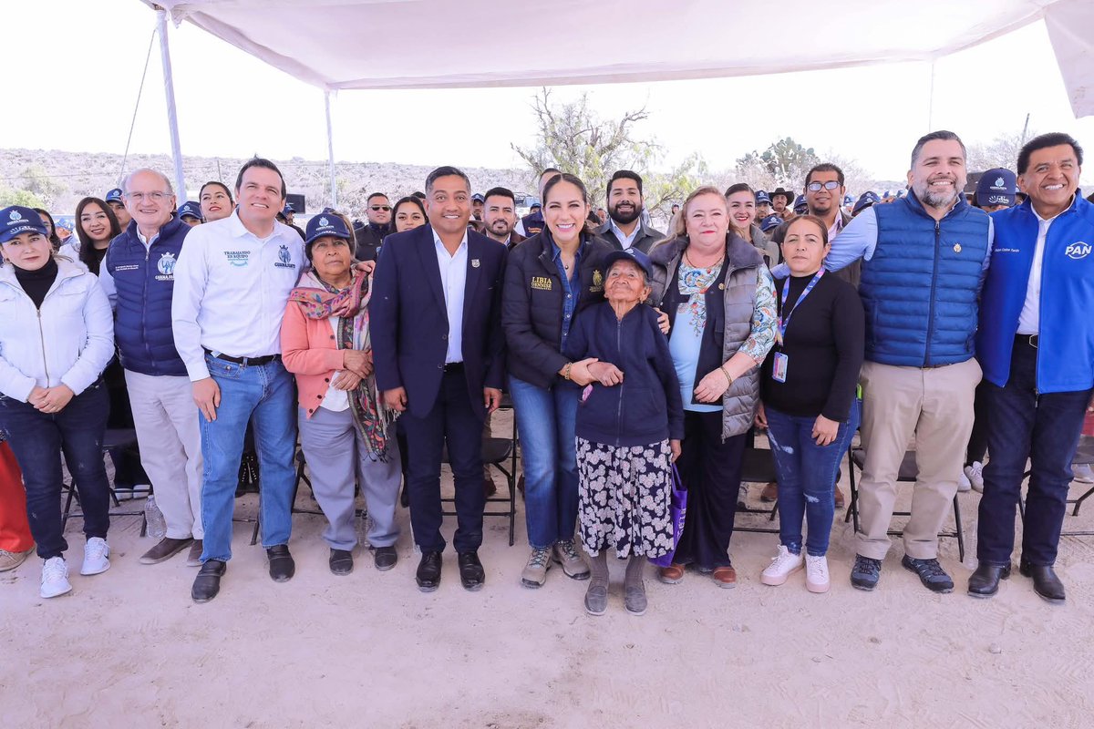 Cerramos esta gira de trabajando en equipo con el municipio de San Diego de la Unión, entregamos la pavimentación del Camino de Nainare, 350 metros que conectan la carretera San Diego–Dolores Hidalgo, una obra que fortalece la movilidad, la seguridad y el desarrollo productivo de