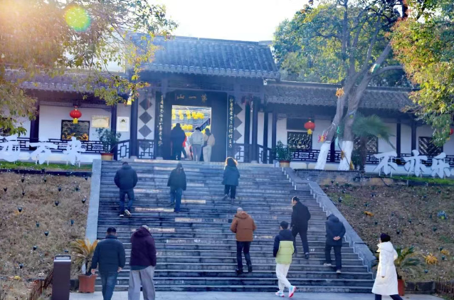 CrayfishC1130's tweet photo. During Chinese New Year, the First Mountain glows with ancient charm, its lantern-lit shadows swaying in the night breeze. 🏮🏔️#ChineseNewYear #FirstMountain #DiscoverXuyi https://t.co/tmgKisFiOk