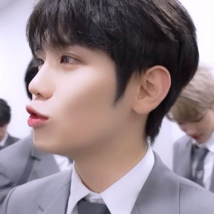 .                                                        🍅 박 대리님께서는 명절에 뭐 하셨어요?

아 저 왕과 사는 남자 봤습니다

                                                          네???? 왕가슴남자요??????

하...