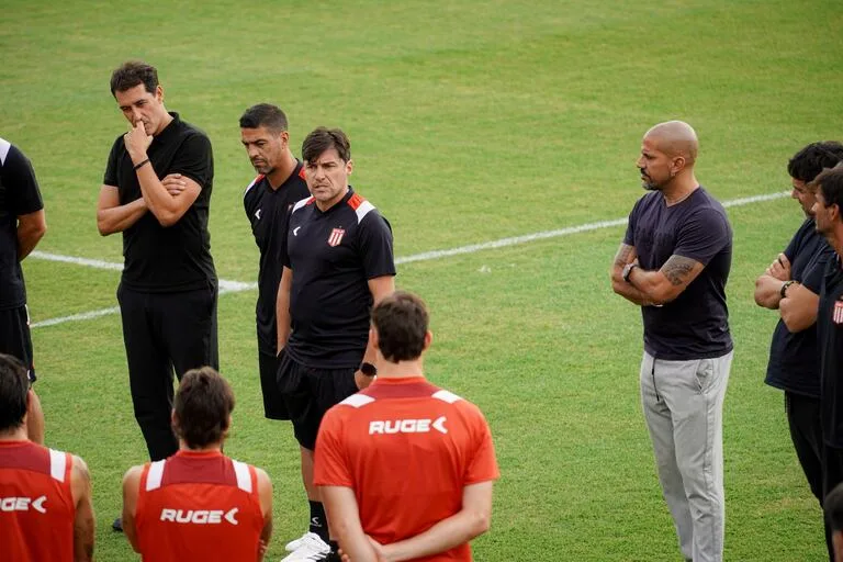 UN CACIQUE AL PINCHA:
Alexander Medina 🇺🇾 asumió como nuevo entrenador de <a href="/EdelpOficial/">Estudiantes de La Plata</a> 🇦🇷.
El "Cacique" dirigirá a su tercer equipo de <a href="/LigaAFA/">Liga Profesional de Fútbol</a> 🇦🇷, con pasado en Talleres y Vélez.