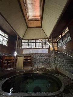 city_hanamaki's tweet photo. 【「鉛温泉藤三旅館本館」と「鉛温泉藤三旅館白猿の湯」が、国の登録有形文化財になりました✨】
「鉛温泉藤三旅館本館」と「鉛温泉藤三旅館白猿の湯」が、国の登録有形文化財（建造物）に登録されました。
本市では3件目及び4件目の登録となります☺

詳しくはこちら
https://t.co/lEL6fZBz3M https://t.co/tVfFNU2DYO