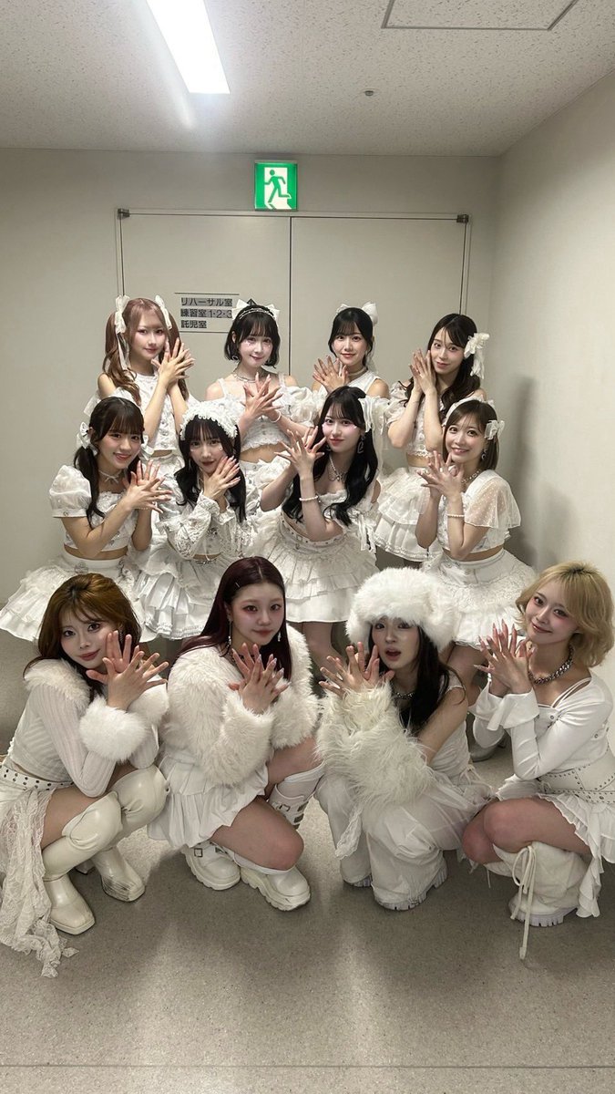 benny7_official's tweet photo. ＼ありがとう音楽FES2026／

#Mashiho さん　✨
#Soala  さん　✨
#SAKURADOLL さん　✨

 共演させていただいた皆さんと
お写真撮らせていただきました📷💭

ありがとうございました🙏💖

#ありがとう音楽FES2026 
#BENNY_紅 https://t.co/gLUzR9kole
