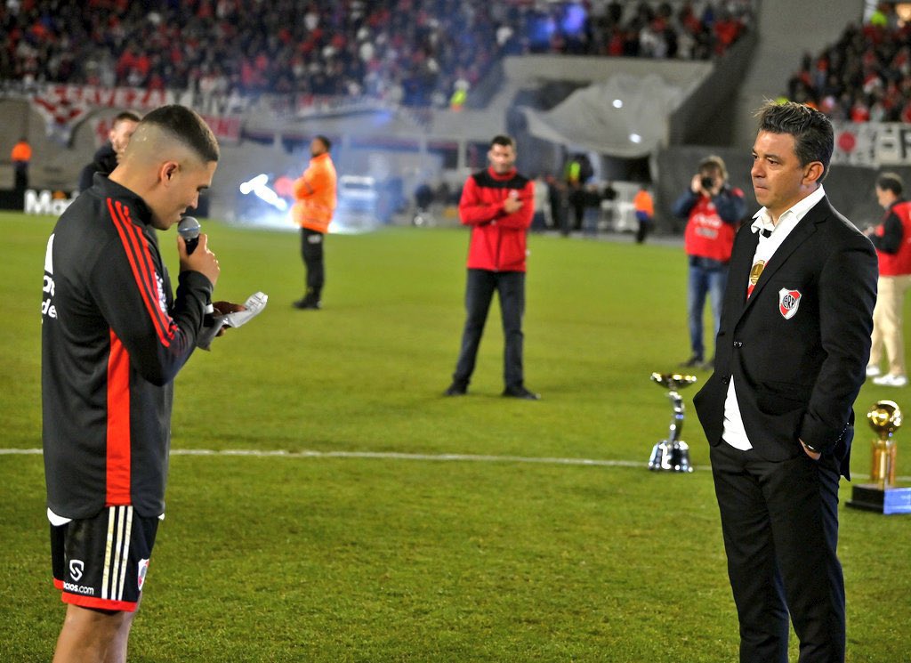 Va a volver a pasar.

Solo pido que no se vaya Juanfer. No estoy listo para otra doble despedida.